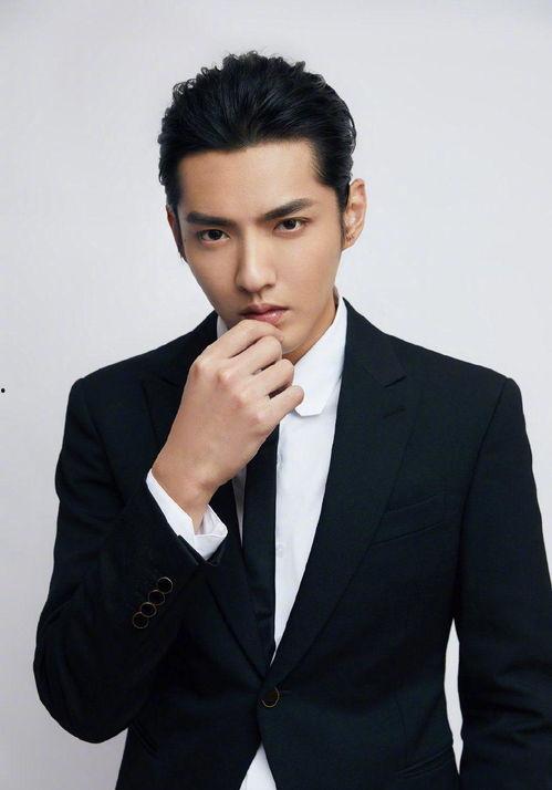 男明星人照片,探寻男明星的帅气瞬间