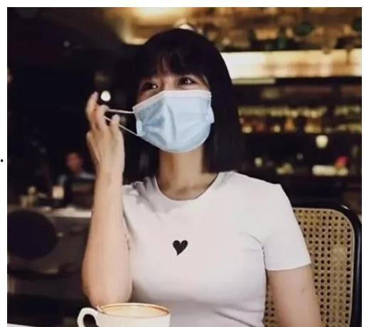 为什么网红直播戴口罩,揭秘网红直播戴口罩背后的神秘面纱