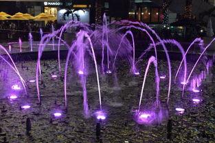 泰禾广场网红喷泉图片,光影交织的梦幻水景