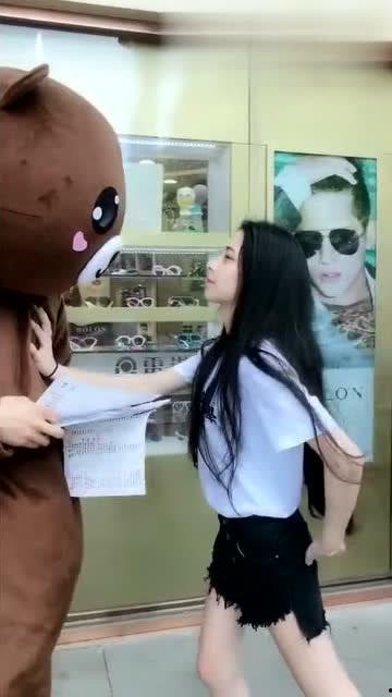 网红小姐姐壁咚视频,网红小姐姐的甜蜜诱惑