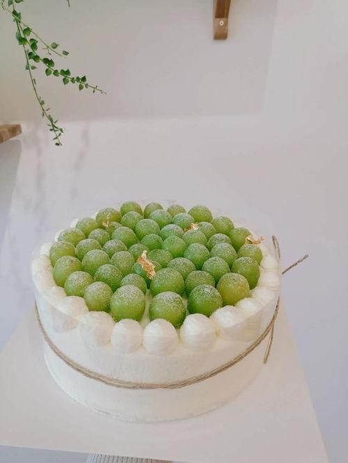 宝宝吃玫珑蜜瓜