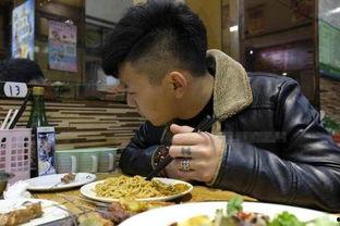 被围观的网红美食博主,围观的焦点，美食世界的引领者